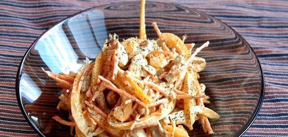 Салат с курицей, перцем и морковью