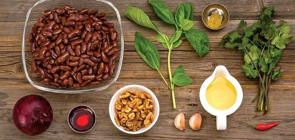 Лобио с грецкими орехами и чили