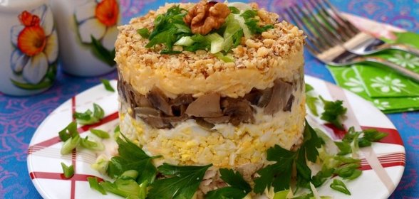 Слоёный салат с курицей, орехами, сыром и грибами