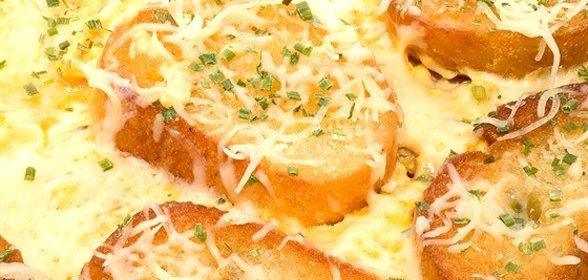 Омлет с чесноком, грюйером и сухариками