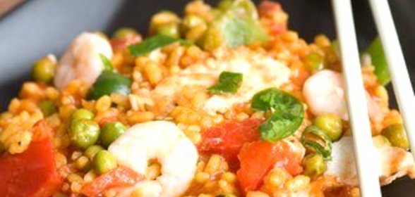 Жареные курица и креветки со сладкой кукурузой, грибами и рисом