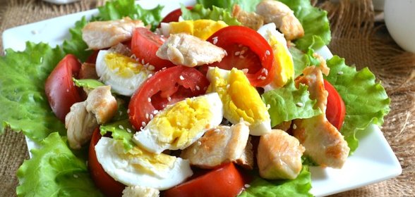 Салат Цезарь с курицей и сухариками