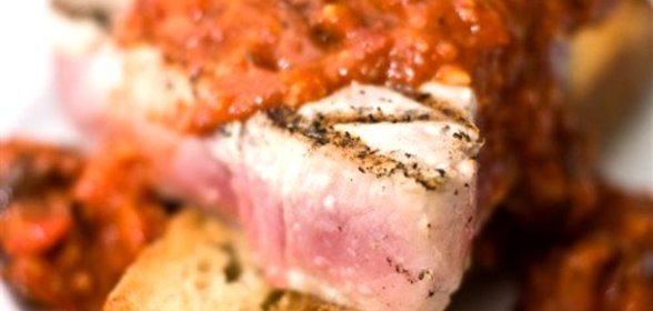 Брускетта с пармской ветчиной и томатной приправой