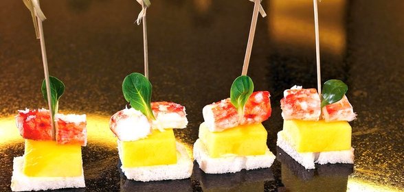 Краб с манго и яичным соусом