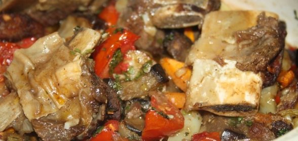 Жаркое с говяжьими ребрышками и летними овощами