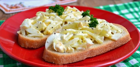 Закуска из яиц и яблок