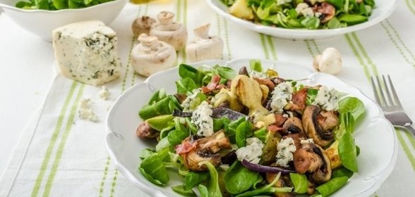 Салат с беконом, грибами и шпинатом