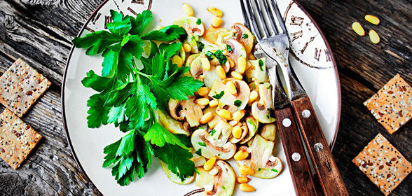 Салат из свежих шампиньонов с соусом персилад