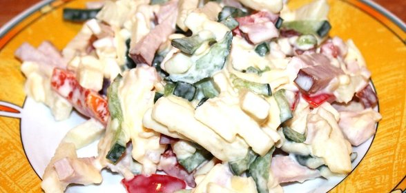 Салат с сыром, яблоком и ветчиной