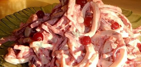 Салат с кальмарами под клюквенным соусом