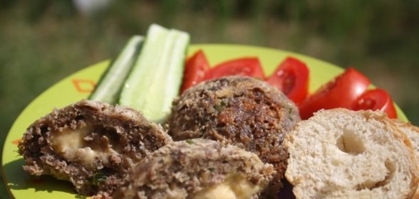 Говяжьи котлеты с начинкой из сыра в микроволновой печи