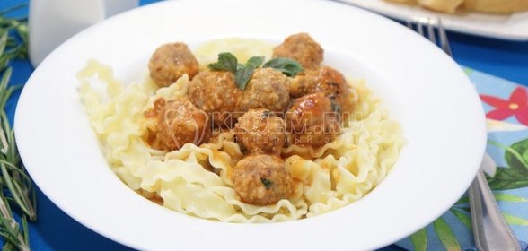 Фрикадельки в томатном соусе с пастой