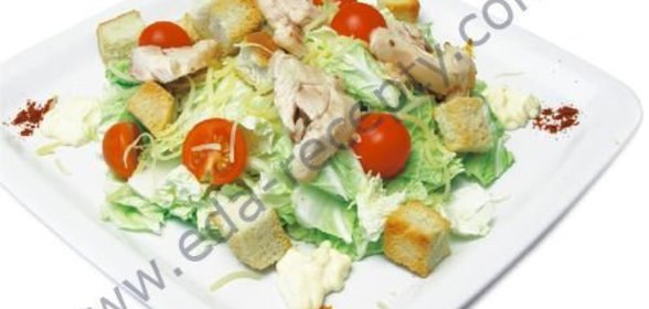 Салат с сухариками и мясом Вкусняшка