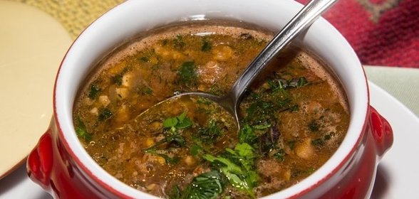 Бараньи ребрышки с фасолью и зеленью