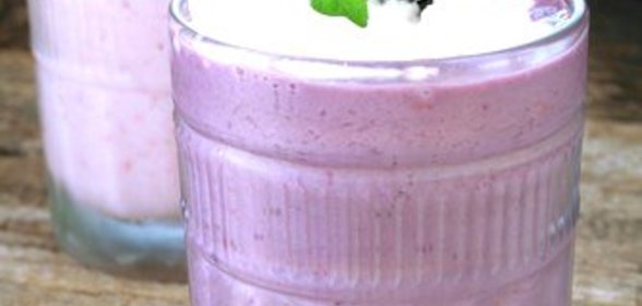 Молочный коктейль с медом и ежевикой