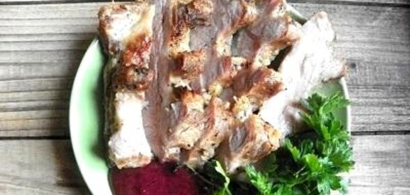 Запеченное мясо с горчично-смородиновым соусом