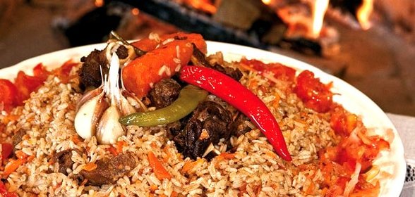 Плов в казане на плите