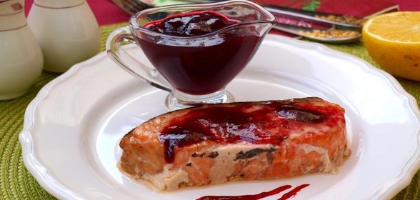 Сёмга запечённая с малиновым соусом