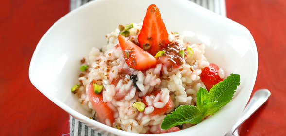 Ризотто с клубникой, фисташками и шоколадом