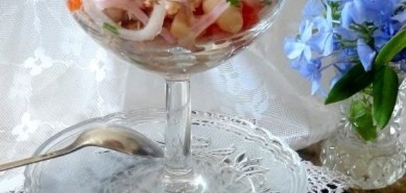 Салат из тунца с белой фасолью и помидорами