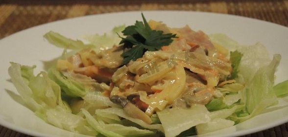 Салат с копченым окорочком и грибами