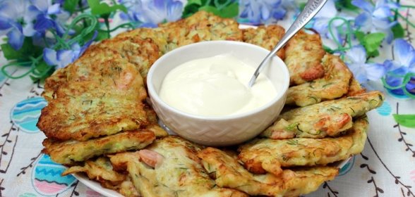 Кабачковые оладьи с сосисками