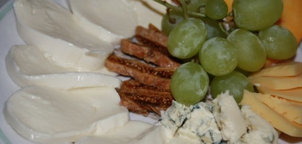 Сырная тарелка с фруктами к вину