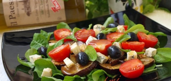 Салат с баклажанами,рукколой и сыром