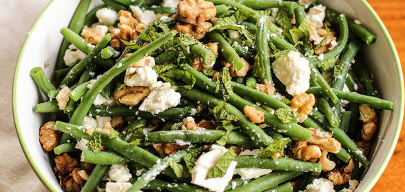 Салат с зеленой фасолью и сыром фета