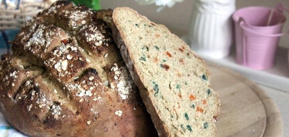 Бездрожжевой многозерновой хлеб с семечками и цукатами