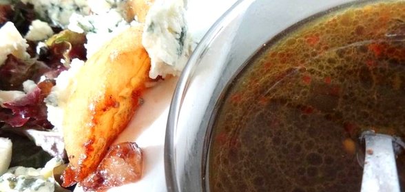Салат с карамелизованными грушами и рокфором
