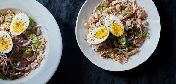 Салат с тунцом, белой фасолью и яйцом