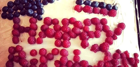 Бисквитный торт с фруктами и сметанным кремом