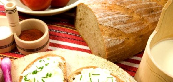 Бутерброды с творожным кремом и луком