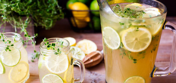 Холодный чай с лимоном и тимьяном