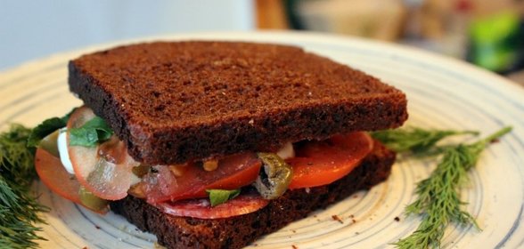 Сендвич из ржаного хлеба с салями и помидором