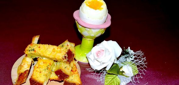 Воскресный завтрак из яиц и крутонов