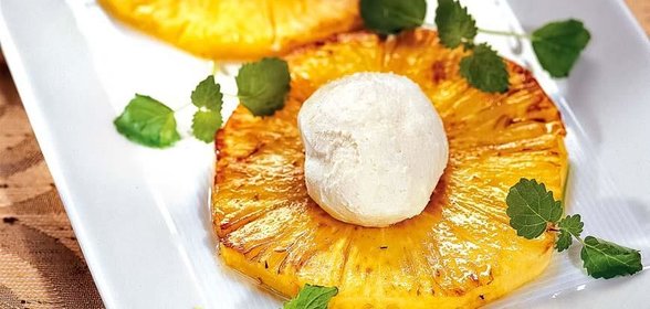 Десерт из ананаса с мороженым