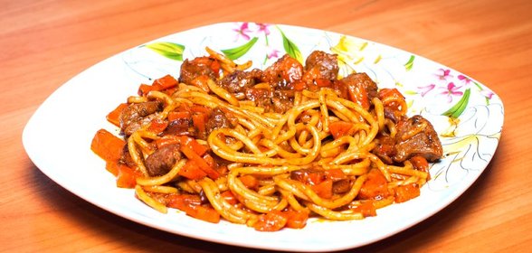 Спагетти со свининой в пряном соусе