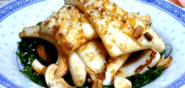 Кальмар с салатом Вакамэ