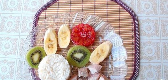 Легкий салат из риса, курицы и фруктов