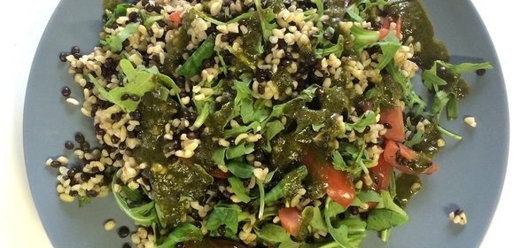 Зеленый салат с булгуром, чечевицей «белуга» и мятной заправкой