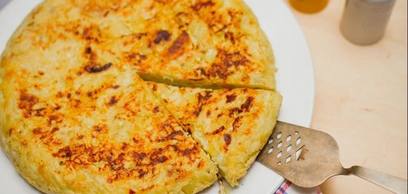 Тортилья де пататас испанский картофельно-луковый омлет