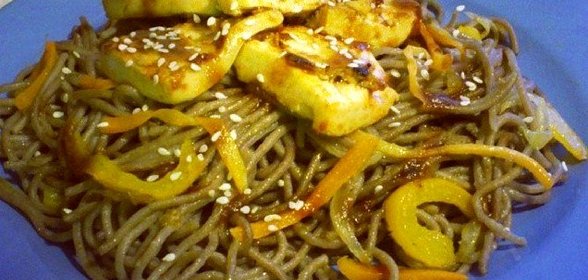 Лапша соба с овощами и сыром тофу под соусом терияки
