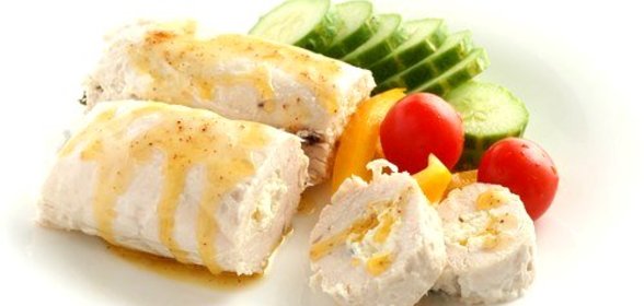 Рулет из индейки с творогом и перцем