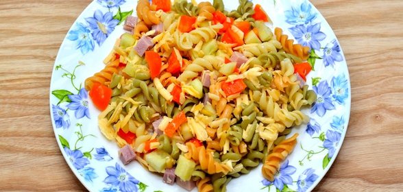 Салат из цветных макарон