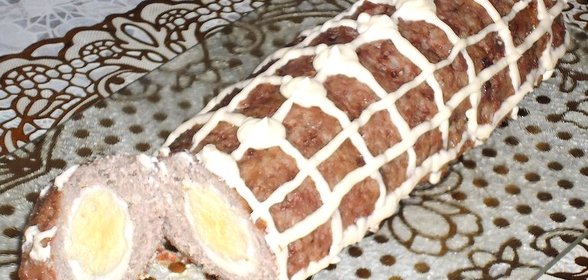 Мясной рулет с яйцом