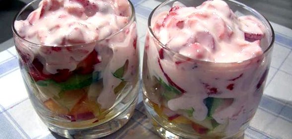 Салат с клубникой и огурцом