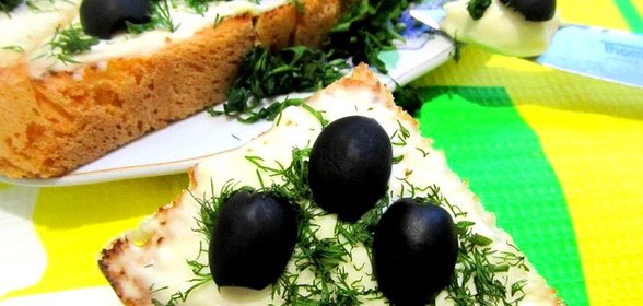 Кростини с мягким сыром и маслинами