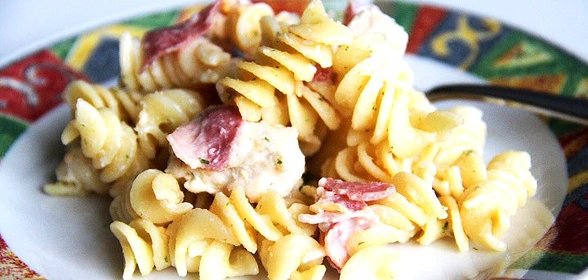 Салат с макаронами и ветчиной